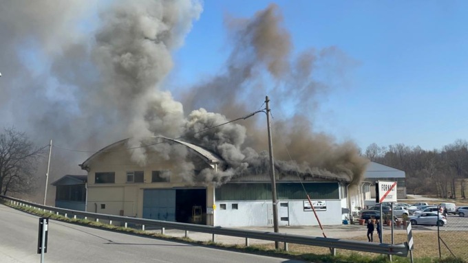 Grosso incendio in una carrozzeria di Fornaci