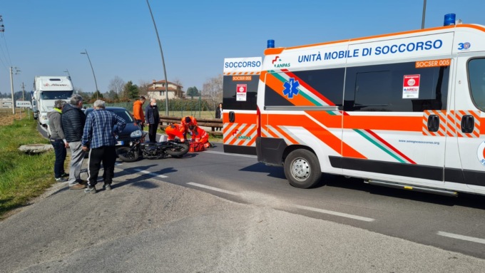 Perde il controllo della moto e finisce contro un’auto: paura per una motociclista