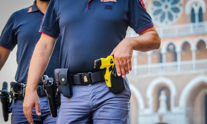 Finalmente il taser agli agenti? L’assessore ci spera