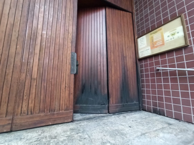 Piromane in azione: di nuovo in fiamme le porte di una chiesa