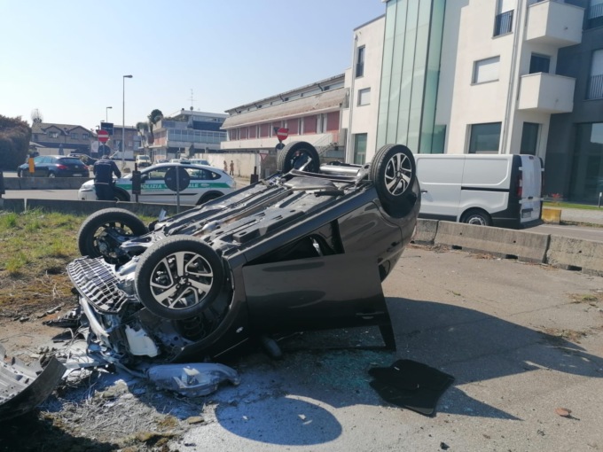 Soccorsi in codice rosso a Meda dopo un ribaltamento