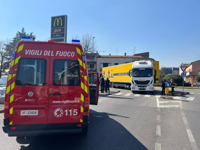 Travolta da un tir: paura per una ciclista di 39 anni