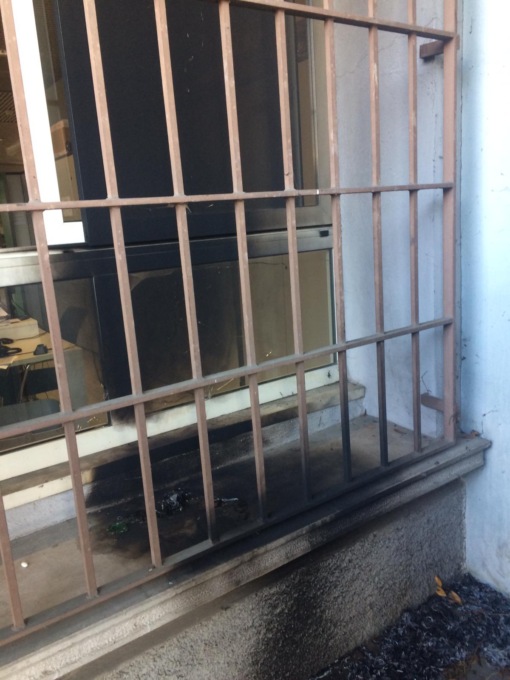 Bottiglia incendiaria contro il comando di Polizia Locale