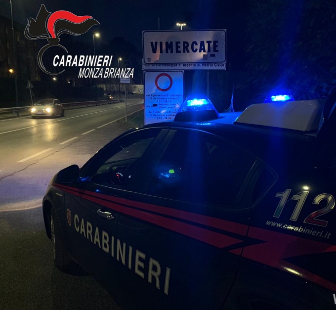 Botte e minacce per un debito di droga, due arrestati