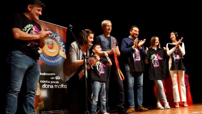 Il grande Alino sul palco è diventato una vera star!