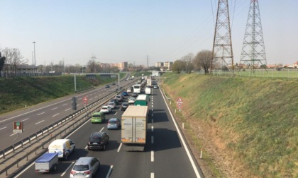 Traffico in tilt in  Tangenziale Est: 23enne è precipitata dal ponte pedonale
