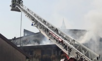 Incendio a Seregno, distrutto il tetto di una abitazione