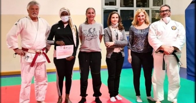 Nutrita presenza femminile ai workshop di legittima difesa
