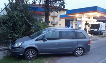 Ha un malore alla guida e finisce contro un ostacolo: 59enne muore in ospedale