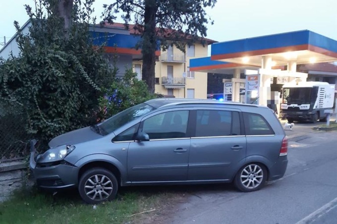 Ha un malore alla guida e finisce contro un ostacolo: 59enne muore in ospedale