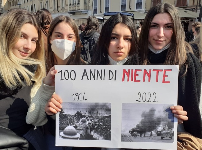 Studenti di Monza in piazza per la pace