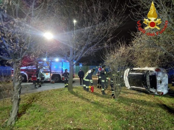 Auto si ribalta e finisce al centro della rotonda: soccorso un 45enne