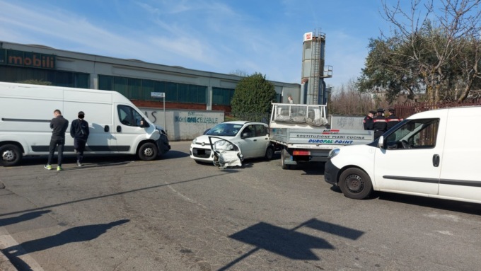 Scontro all’incrocio, donna trasportata in ospedale