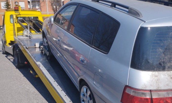 Rimossi quattro veicoli abbandonati nelle strade