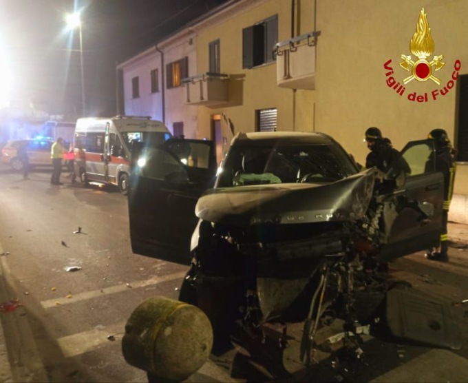 Con l’auto finisce contro il muro di una casa