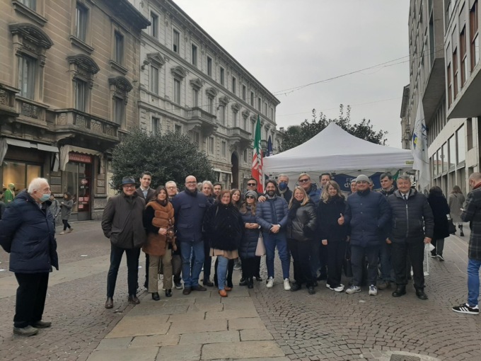 Prima uscita ufficiale del centrodestra alla vigilia delle primarie del Pd