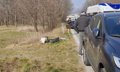 Schianto contro un'auto, gravissimo ciclista seregnese