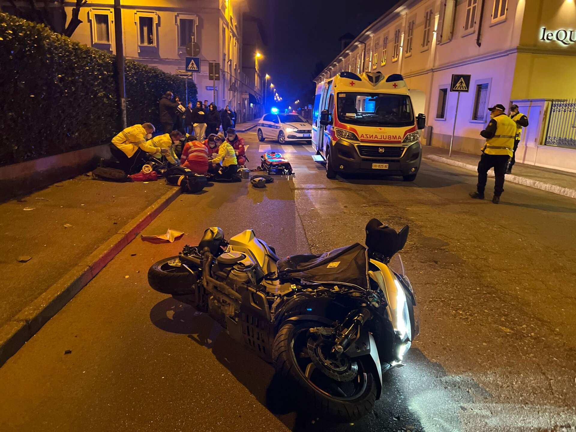 Monza incidente via Cederna centauro ferito ambulanza