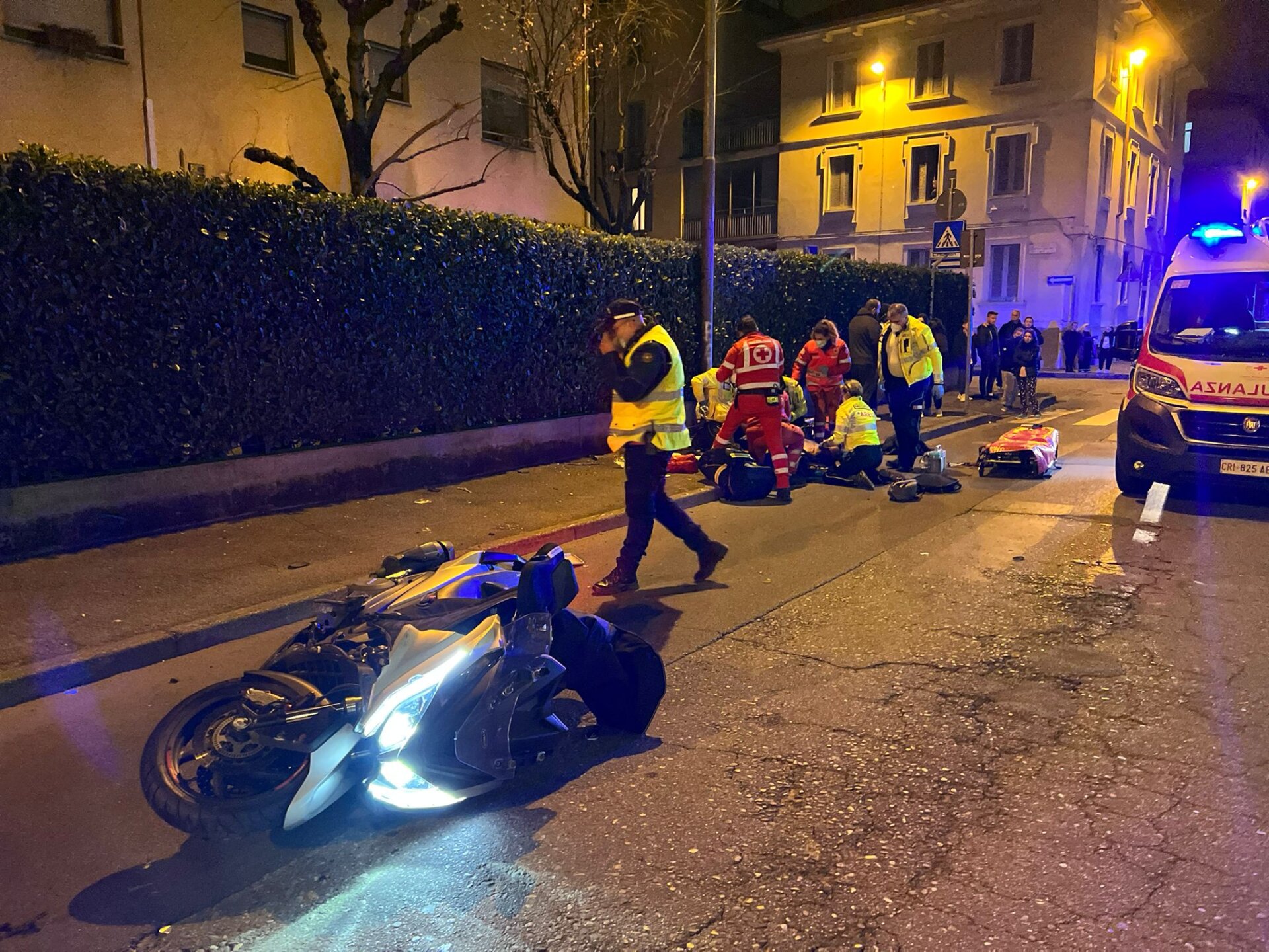 Monza incidente via Cederna centauro ferito ambulanza