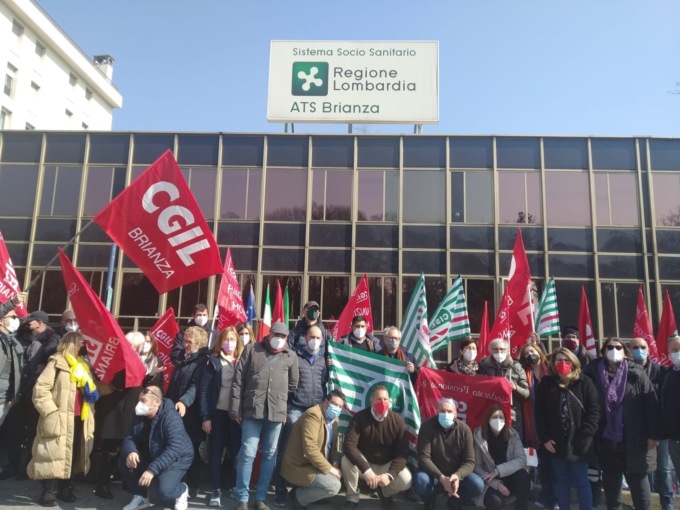Presidio davanti alla sede di Ats Brianza per dire no alla chiusura delle sedi Psal
