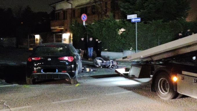Scontro tra auto e motorino: adolescente gravemente ferito