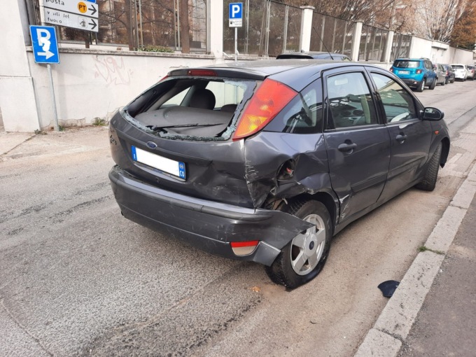 Scontro fra due auto, anziano ferito