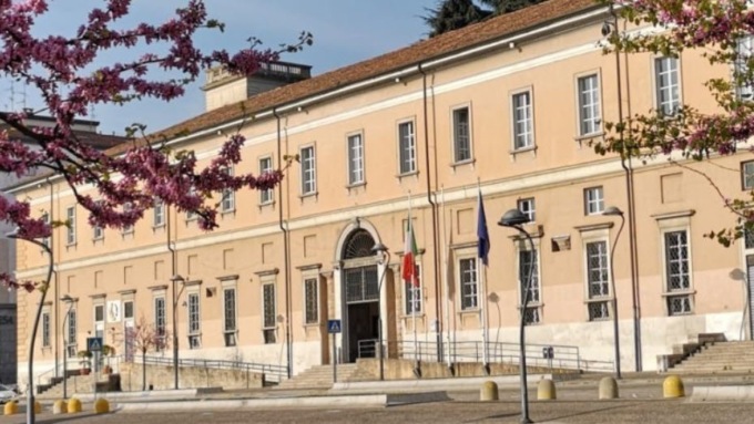 Scritte che inneggiano a Turetta nei bagni della scuola