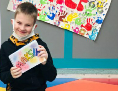 «Benvenuto tra noi Maksim». La scuola primaria accoglie il bimbo fuggito dalla guerra