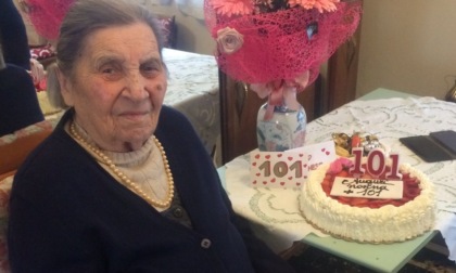 Nonna Agnese spegne 101 candeline, festeggiata da figli e nipoti