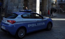 Bivaccano sotto i portici: via da piazza Cambiaghi per sei mesi