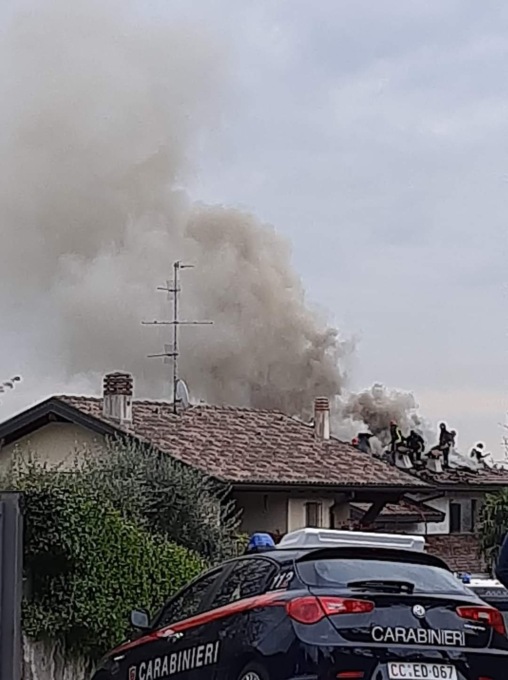Pompieri a Verano per un tetto in fiamme