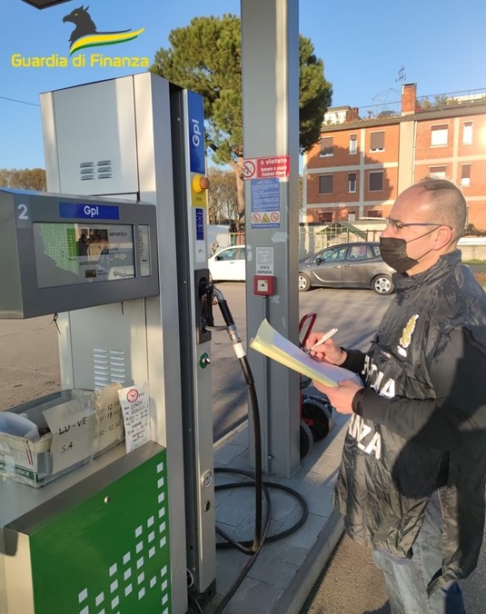 Benzinai “furbetti” multati dalla Guardia di Finanza