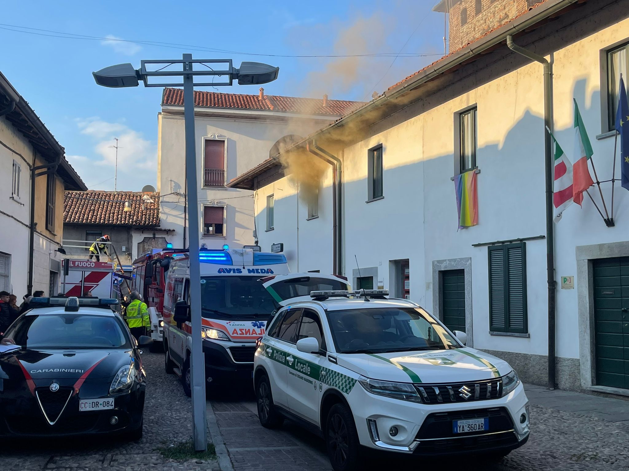 Cesano Maderno, incendio in piazza Arese