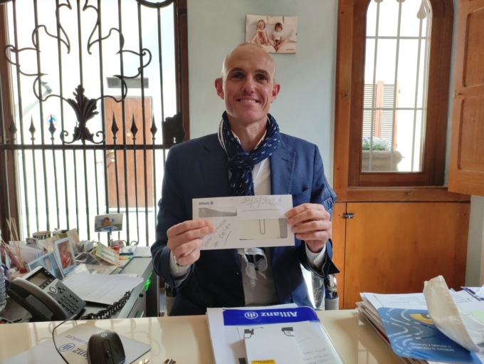 Trova contanti e una lista della spesa fuori dall’ufficio, l’appello di un assicuratore di Vimercate