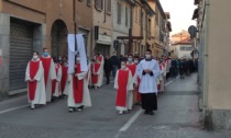 In migliaia per la prima processione dopo la pandemia