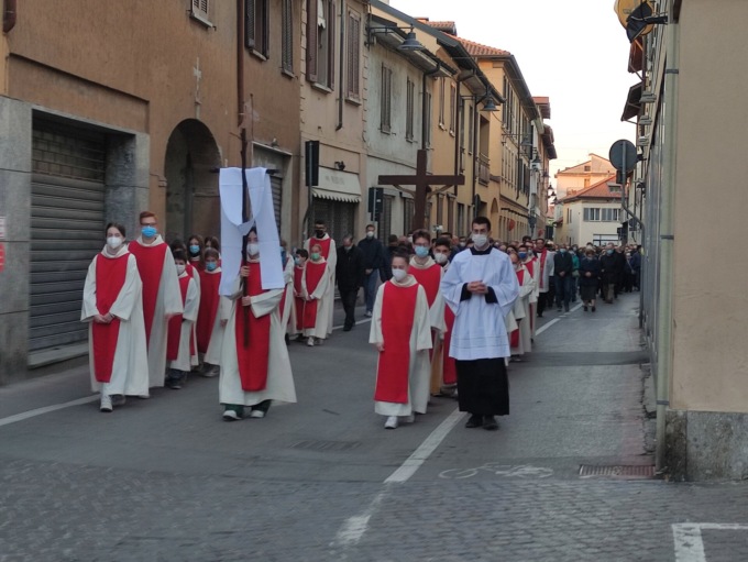In migliaia per la prima processione dopo la pandemia