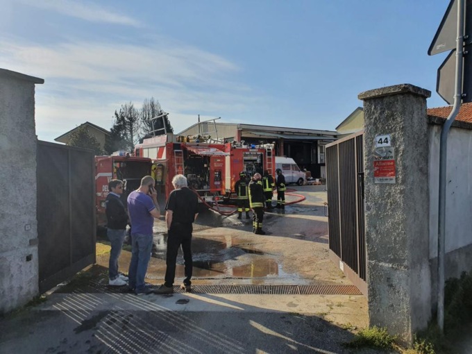 Incendio a Carate Brianza, a fuoco un capannone