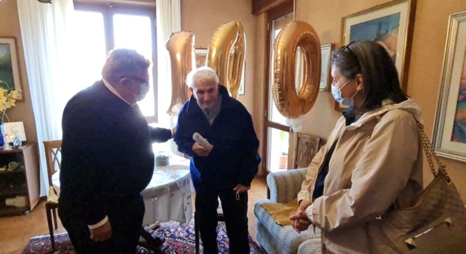 Angelo compie 100 anni, fu prigioniero due volte