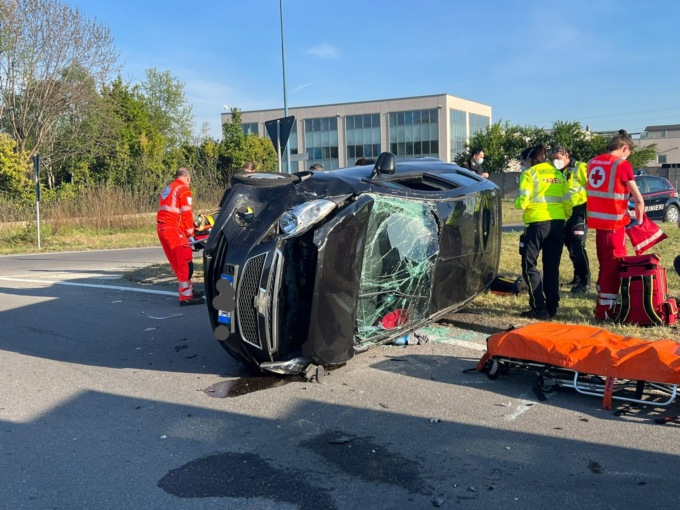 Scontro tra due auto, una si ribalta