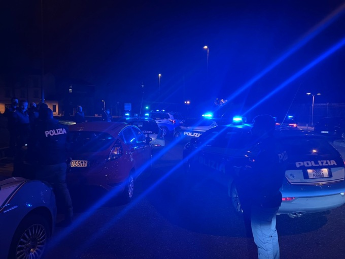 Tampona altre auto e la Polizia, notte di follia a Monza