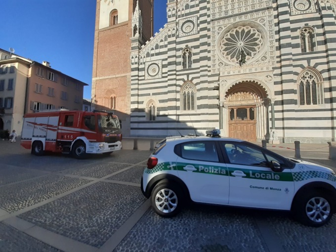 Precipita la croce del Duomo e sfiora bambino