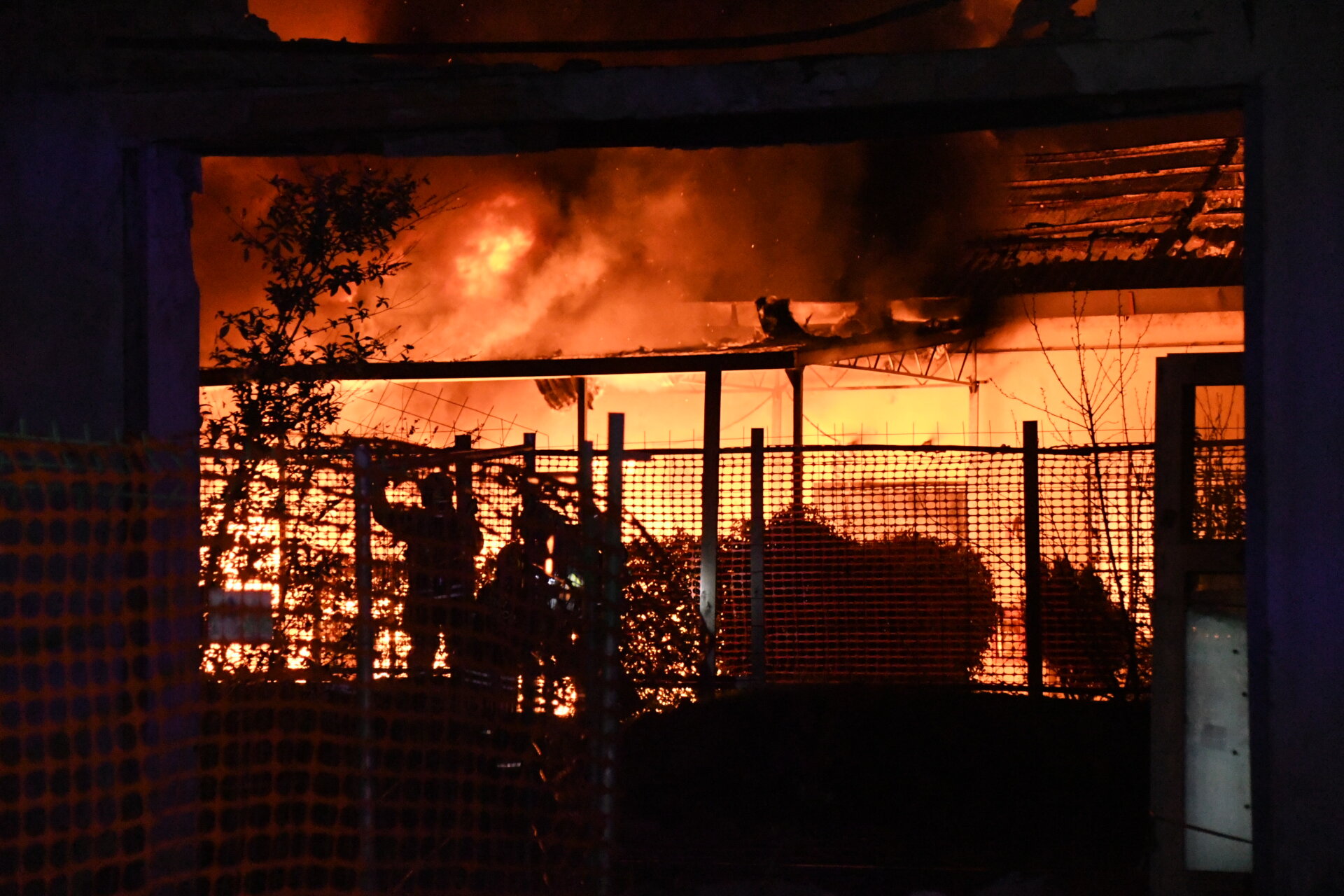 Brugherio San Damiano incendio rogo fiamme capannoni vigili del fuoco pompieri