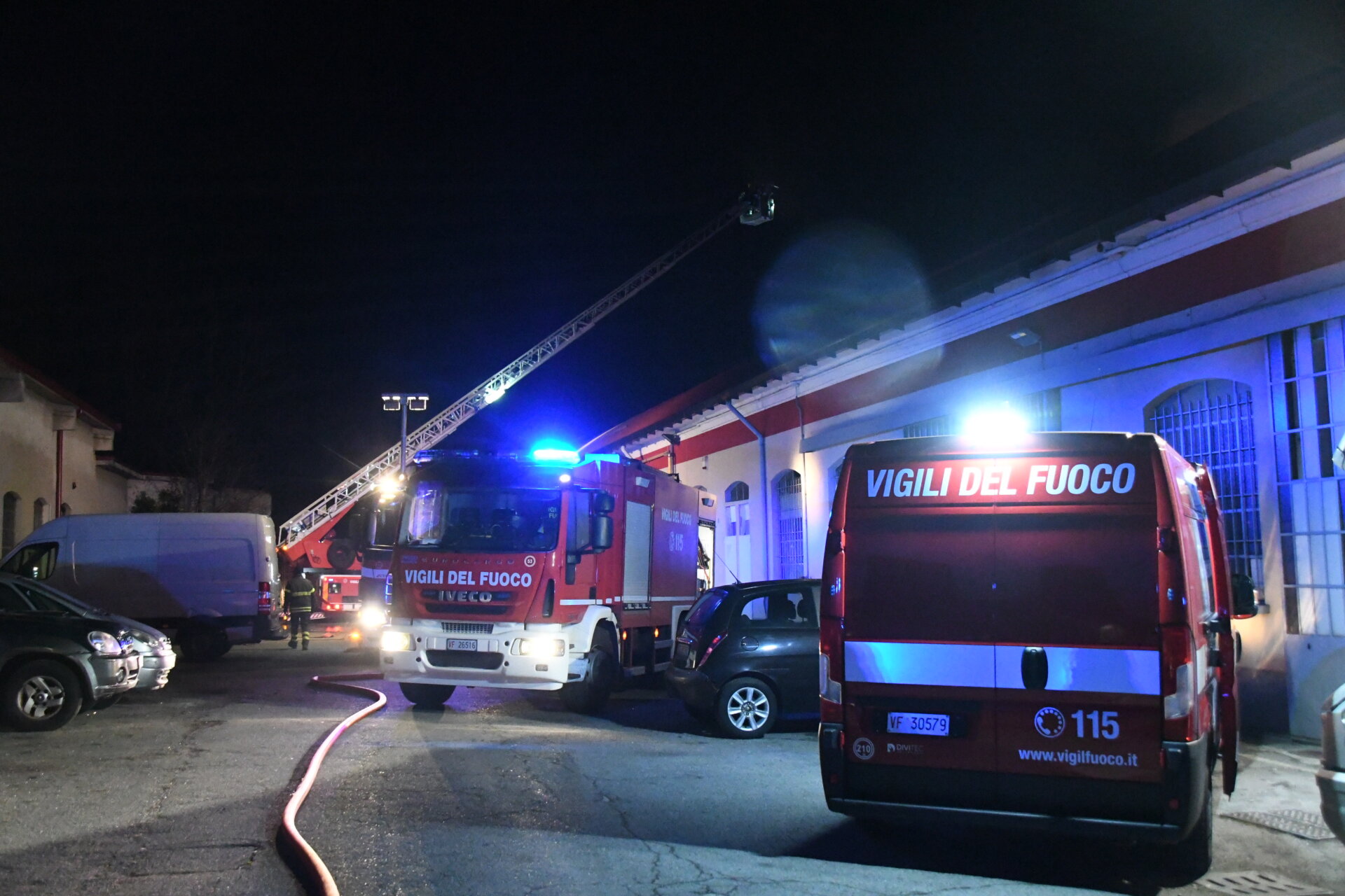 Brugherio San Damiano incendio rogo fiamme capannoni vigili del fuoco pompieri