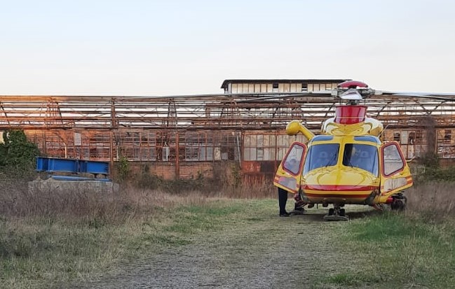 Precipita mentre installa una grata, 63enne in condizioni disperate