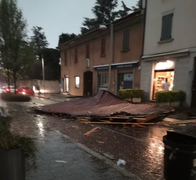 Tromba d’aria si abbatte su Carate, danni ingenti