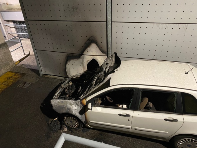 Vandali in Comune: danno fuoco all’auto della Polizia locale