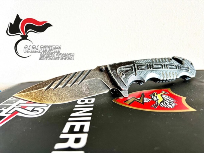 Senza patente e con un grosso coltello in auto, denunciato un triuggese