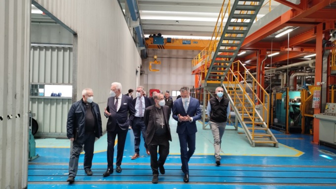 L’arcivescovo Delpini in visita alla Lampre di Usmate alla vigilia della festa dei lavoratori