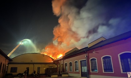 Devastante incendio distrugge un complesso di capannoni