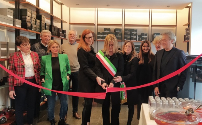 Grande festa da “Corti calzature”: taglio del nastro con brindisi per il nuovo negozio